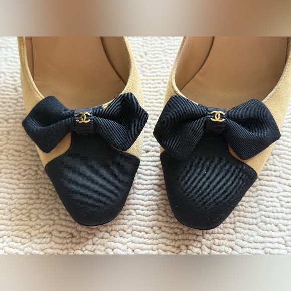 CHANEL Women Suede Pumps, Bow, CC Logo. 3" Heels, Size 37, Beige. Authentic - Picture 3 of 16
